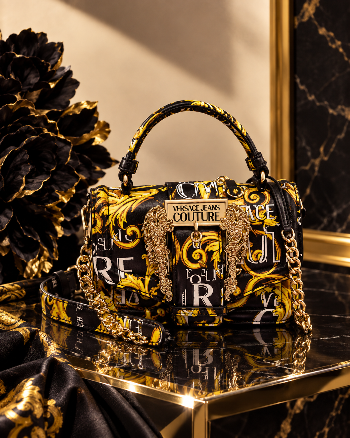 Bolsa preta e dourada em cenário luxuoso